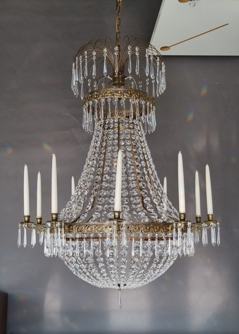 En härlig traditionell glittrande kristallkrona skapar stämningen, en taklampa för varje hem